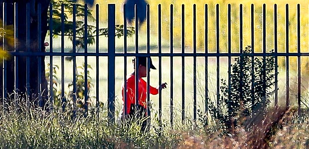 BRASILIA, DF, BRASIL, 11-05-2016, 07h00: Presidente Dilma Rousseff caminha acompanhada de seguranas na parte interna do Palcio da Alvorada na manh de hoje. (Foto: Pedro Ladeira/Folhapress, PODER)