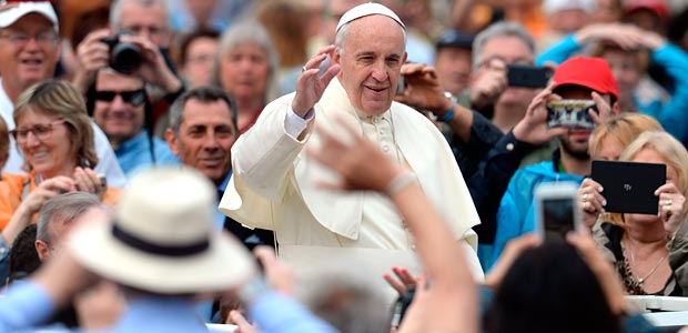 Pope Francis salutes the crowd as he arrives for his general audience in St Peter's square at the Vatican on May 11, 2016. / AFP PHOTO / FILIPPO MONTEFORTE ORG XMIT: GB25199