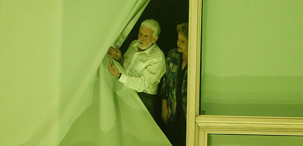 Presidente Dilma e o ministro Jaques Wagner olham pela janela do Planalto
