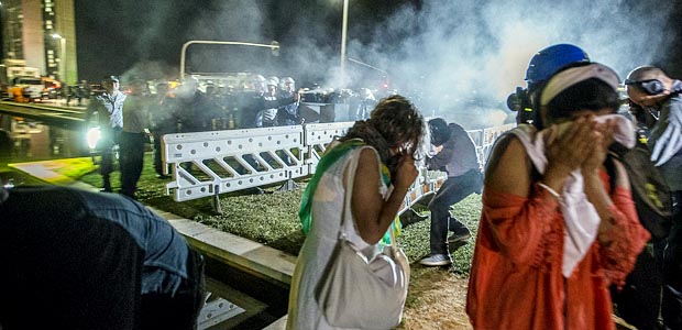 BRASILIA-DF - PODER - Protesto de Movimentos sociais contr o Impeachment da Presidenta Dilam em frente ao Senado Federal.. - 11/05/2016 - Foto Marlene Bergamo/Folhapress - 017