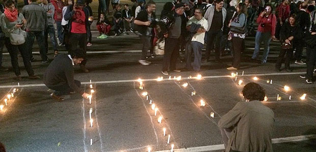Manifestantes favoráveis à presidente Dilma Rousseff (PT) acendem velas no chão da avenida Paulista formando a palavra "luta"