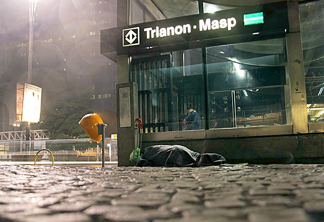 Nas primeiras horas da manhã, o termômetro marcava 12° na avenida Paulista