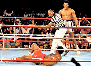 Muhammad Ali (direita) espera árbitro abrir contagem para George Foreman
