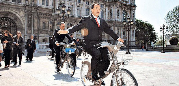 O ento governador Srgio Cabral anda em bicicleta em frente  Prefeitura de Paris, em 2008