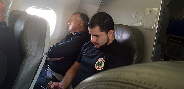 : Carlos Augusto Ramos, o Carlinhos Cachoeira, foi escoltado por agentes de PF em voo comercial de Goinia para o Rio de Janeiro