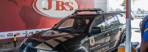 Carro da Polcia Federal deixa a sede da empresa JBS, em So Paulo, nesta sexta (1)