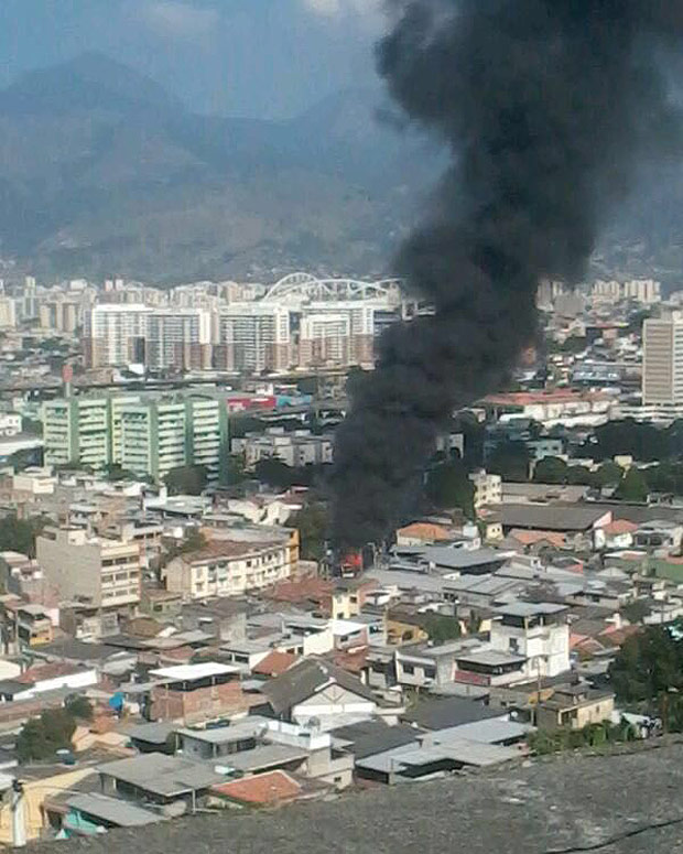 nibus incendiado por criminosos que fizeram arrasto em avenida do bairro de Pilares, na zona norte do Rio