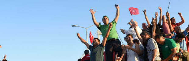 TOPSHOT - People rally on a tank after they take over military position on the Bosphorus bridge in Istanbul on July 16, 2016. At least 60 people have been killed and 336 detained in a night of violence across Turkey sparked when elements in the military staged an attempted coup, a senior Turkish official said. The majority of those killed were civilians and most of those detained are soldiers, said the official, without giving further details. / AFP PHOTO / Bulent KILIC