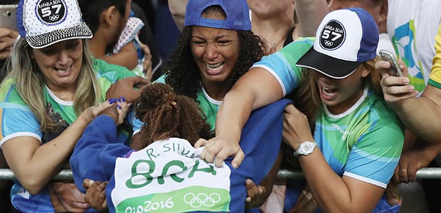 Rafaela Silva é abraçada após ser campeã na Rio-2016