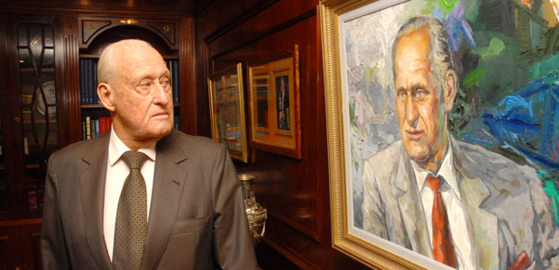 Joo Havelange olha pintura em que  retratado em seu escritrio no Rio de Janeiro