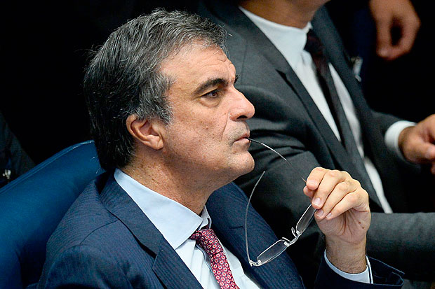 O ex-ministro Jos Eduardo Cardozo observa uma das manifestaes no impeachment de Dilma
