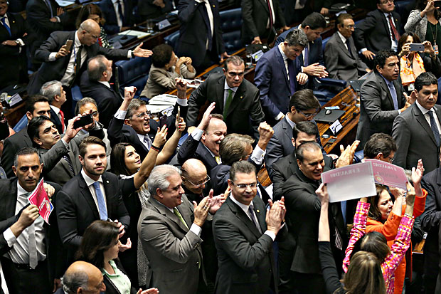 Senadores comemoram aps a votao que afastou a presidente Dilma no senado
