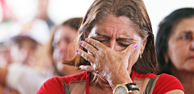 No Palcio do Alvorada, militante chora durante votao do impeachment
