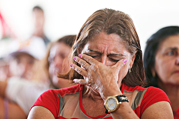 militantes pro Dilma choram no alvorada. Esto acompanhando a votao de um telo Foto: Pedro Ladeira/Folhapress cod 4847