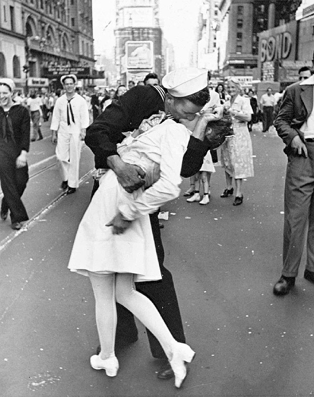 Greta Friedman  a mulher que aparece beijando marinheiro na festa do fim da 2 Guerra Mundial