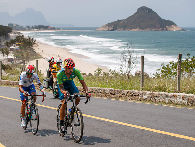 Lauro Cesar Mouro Chaman of Brazil (R) leads Pierpaolo Addesi of Italy in the men's road race C4-5 as it heads along the coast road at Pontal during the Paralympic Games in Rio de Janeiro, Brazil on September 17, 2016. Photo by Simon Bruty/OIS/IOC via AFP. RESTRICTED TO EDITORIAL USE / AFP PHOTO / Simon Bruty for OIS