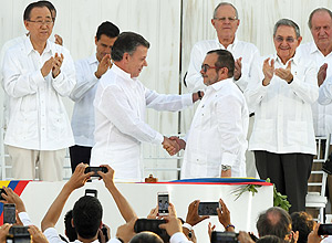 Governo colombiano e Farc assinam acordo de paz – Luis Acosta/AFP Governo colombiano e Farc assinam acordo de paz – Luis Acosta/AFP