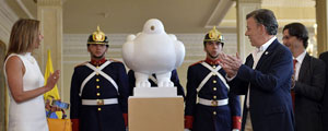 O presidente Juan Manuel Santos recebe escultura de pomba da paz do artista Fernando Botero – Juan David Tena/AFP O presidente Juan Manuel Santos recebe escultura de pomba da paz do artista Fernando Botero – Juan David Tena/AFP