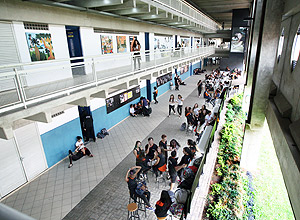 Alunos no pátio da Etec Tiquatira, na Penha, zona leste – Luiz Carlos Murauskas - 1º.abr.2015/Folhapress Alunos no pátio da Etec Tiquatira, na Penha, zona leste – Luiz Carlos Murauskas - 1º.abr.2015/Folhapress