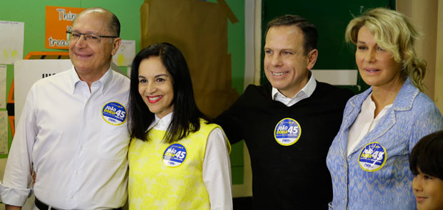 Sao Paulo's Governor Geraldo Alckmin, left, his wife Lu Alckmin, second left, mayoral candidate with the Brazilian Social Democracy Party Joao Doria, second right, and his wife Bia Doria, pose for photos after voting in the municipal election in Sao Paulo, Brazil, Sunday, Oct. 2, 2016. For the first time since a bruising impeachment fight led to the ouster of President Dilma Rousseff, Brazilians vote in municipal elections that take place in more than 5,500 cities. (AP Photo/Nelson Antoine) ORG XMIT: XNA104