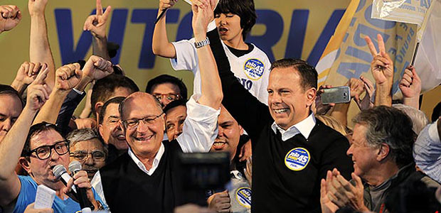 O empresrio Joo Doria (PSDB), prefeito eleito em So Paulo, comemora com Alckmin a vitria no 1 turno da eleio, neste domingo