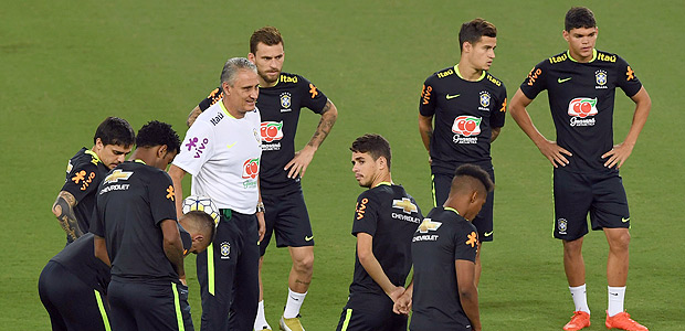 Brazil's coach Tite (L) gives instructions to his players during a training session at the Arena Dunas stadium in Natal, Brazil on October 4, 2016. Brazil will face Bolivia in a FIFA World Cup Russia 2018 qualifier match on October 6. / AFP PHOTO / VANDERLEI ALMEIDA ORG XMIT: VAN2278
