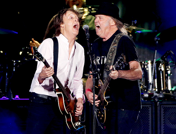 Paul McCartney chamou Neil Young ao palco e acabou ofuscado no Desert Trip, no sbado