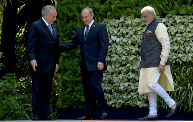 O presidente Michel Temer, o lder russo Vladimir Putin (meio) e o primeiro-ministro indiano, Narendra Modi durante reunio de cpula dos BRICS em Goa, na ndia
