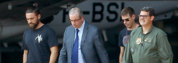 Eduardo Cunha é conduzido a avião da Polícia Federal em Brasília; ele embarcou para Curitiba