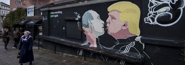 Na cidade de Vilnius, na Litunia, grafite de rua zomba da relao entre Trump e Putin