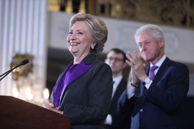 Ex-presidente Bill Clinton aplaude a mulher, Hillary Clinton, durante discurso aps a derrota na eleio