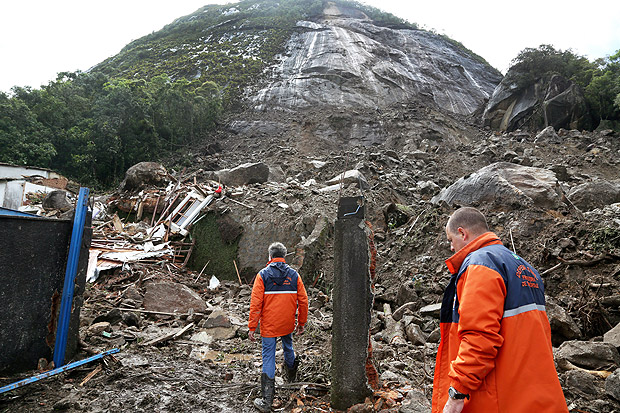 Bombeiros encontram dois corpos que estavam soterrados após deslizamento de rochas em Petrópolis 