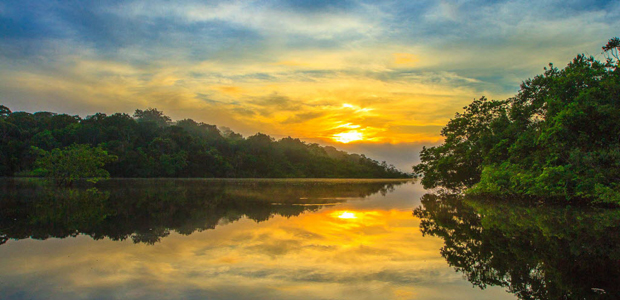 Nascer do sol no rio Amazonas