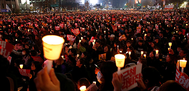 Multido protesta em Seul contra a presidente da Coreia do Sul, envolvida em escndalo 