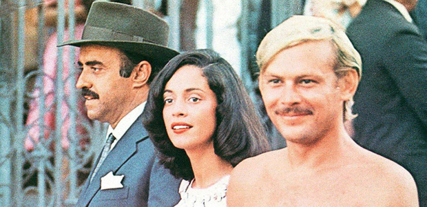 Jos Wilker (dir.), Sonia Braga e Mauro Mendona em cena do filme "Dona Flor e Seus Dois Maridos"