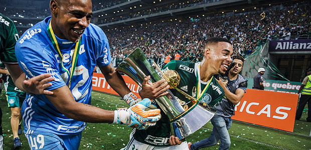 Jogadores do Palmeiras seguram a taça; foram 22 anos sem título do campeonato