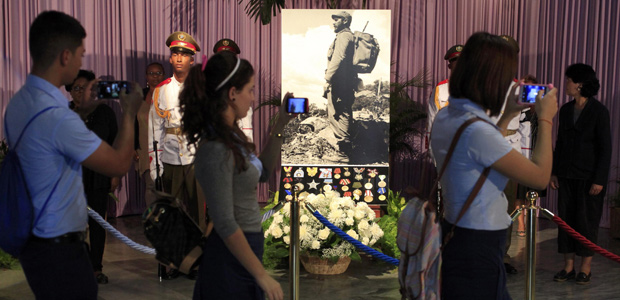 Pessoas prestam homenagem a Fidel Castro em Havana