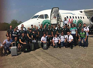 Sem Qualidade - Todos os jogadores e a comisso tcnica da Chapecoense posaram para foto  frente do avio, antes de embarcar na Bolvia rumo a Medelln. 
