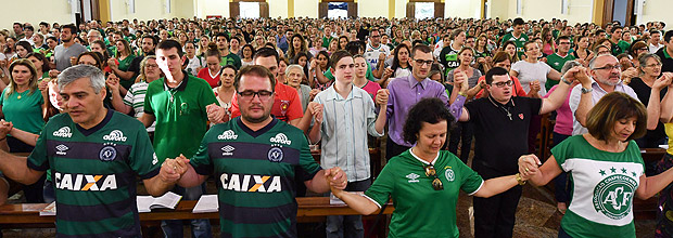 People attend a mass in memoriam of the players of Brazilian team Chapecoense Real killed in a plane crash in the Colombian mountains, in Chapeco, in the southern Brazilian state of Santa Catarina, on November 29, 2016. Players of the Chapecoense were among 81 people on board the doomed flight that crashed into mountains in northwestern Colombia, in which officials said just six people were thought to have survived, including three of the players. Chapecoense had risen from obscurity to make it to the Copa Sudamericana finals scheduled for Wednesday against Atletico Nacional of Colombia. / AFP PHOTO / Nelson Almeida
