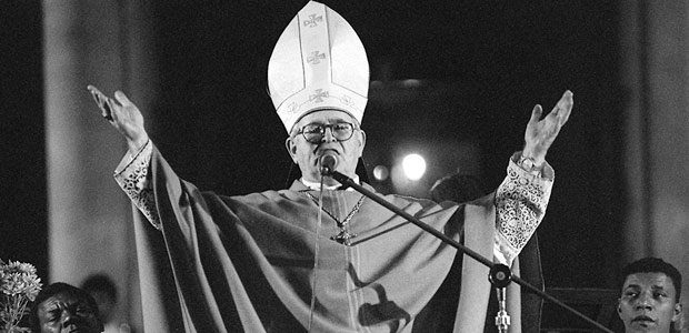 Cardeal-arcebispo Dom.Paulo Evaristo Arns celebra missa em homenagem a Chico Mendes, na catedral da S. [FSP-Brasil-11.09.95]*** NO UTILIZAR SEM ANTES CHECAR CRDITO E LEGENDA***