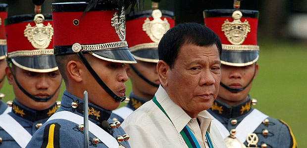 Philippine President Rodrigo Duterte walks with cadets of the Philippine Military Academy during the Armed Forces anniversary celebration at Camp Aguinaldo in Quezon city, Metro Manila December 21, 2016. REUTERS/Erik De Castro TPX IMAGES OF THE DAY ORG XMIT: GGGEDC900