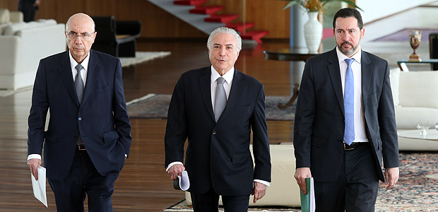 Michel Temer com os ministros Henrique Meirelles (Fazenda) Dyogo Oliveira (Planejamento)