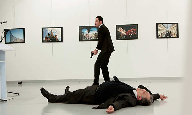 Policia turco empunha arma em galeria de arte de Ancara logo aps assassinar o embaixador russo Andrei Karlov