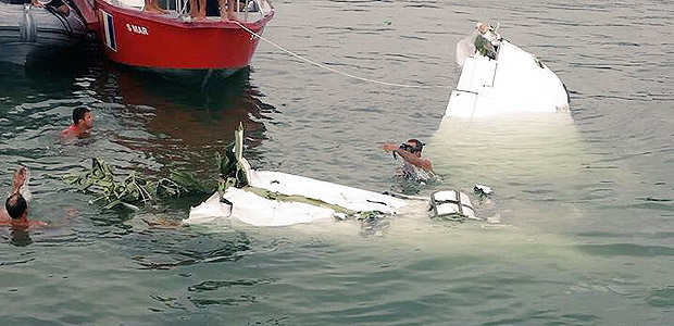 Avião cai no mar em Paraty
