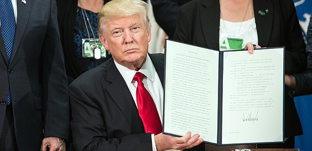 Presidente Donald Trump mostra decreto quer autoriza construo do muro na fronteira