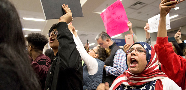 Pessoas protestam no aeroporto de Dallas contra decreto anti-imigrao de Trump