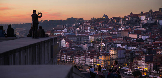 Turistas observam o centro histrico da cidade do Porto, em Portugal