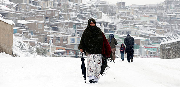 An Afghan woman walks on a snowy day in Kabul, Afghanistan February 5, 2017.REUTERS/Omar Sobhani ORG XMIT: GGGKAB105