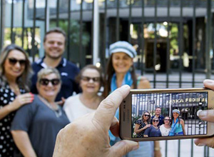 Turistas tiram foto em frente a sede da Justiça Federal do Paraná – Theo Marques/Folhapress Turistas tiram foto em frente a sede da Justiça Federal do Paraná – Theo Marques/Folhapress