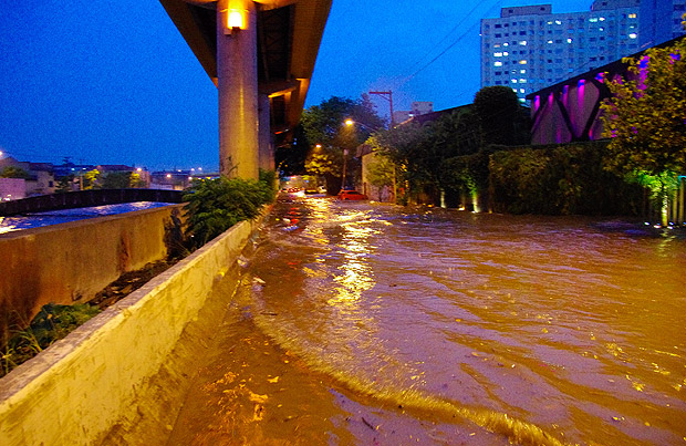 SÃO PAULO,SP,24.02.2017:CHUVA-ALAGAMENTO - Chuva provoca alagamento na Avenida Do Estado, no bairro do Cambuci, em São Paulo (SP), interrompendo temporariamente a circulação de veículos, nesta sexta-feira (24). (Foto: Roberto Sungi / Futura Press/Folhapress) *** PARCEIRO FOLHAPRESS - FOTO COM CUSTO EXTRA E CRÉDITOS OBRIGATÓRIOS ***